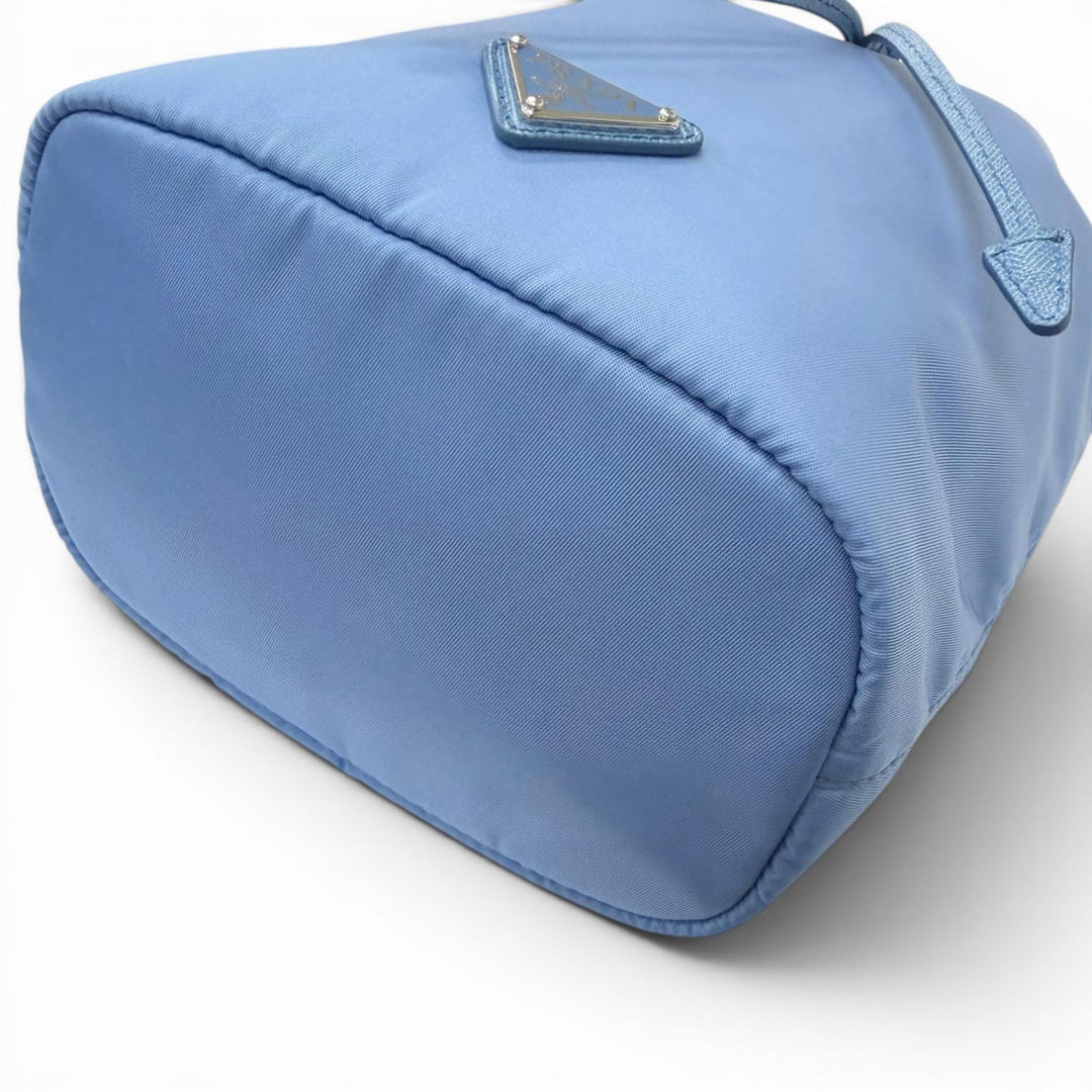 極美品□PRADA プラダ 1NS369 トライアングルロゴ Re-Nylon 一部レザー 巾着バッグ ハンドバッグ ライトブルー イタリア製 メンズ