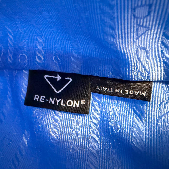 極美品□PRADA プラダ 1NS369 トライアングルロゴ Re-Nylon 一部レザー 巾着バッグ ハンドバッグ ライトブルー イタリア製 メンズ
