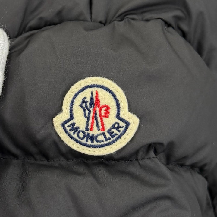 美品☆MONCLER モンクレール 2024年製 BROU ロゴワッペン・ベルト付 ダウンコート ブラック 00 国内正規品 ガーメント・ハンガー付き