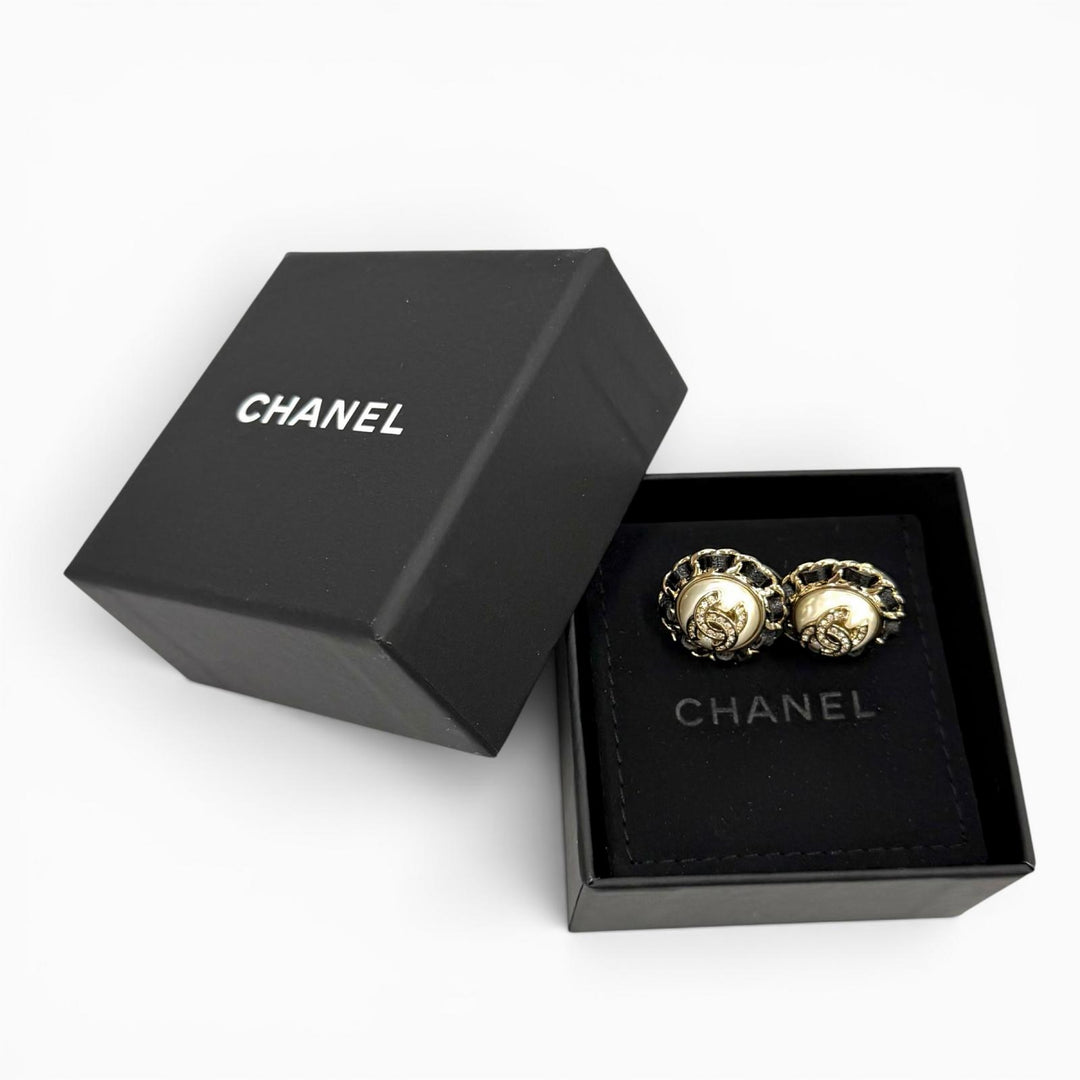 極美品★CHANEL シャネル B25 ココマーク クリスタル レザートリム パール ピアス ホワイト ブラック ゴールド金具 仏製 箱・保存袋付