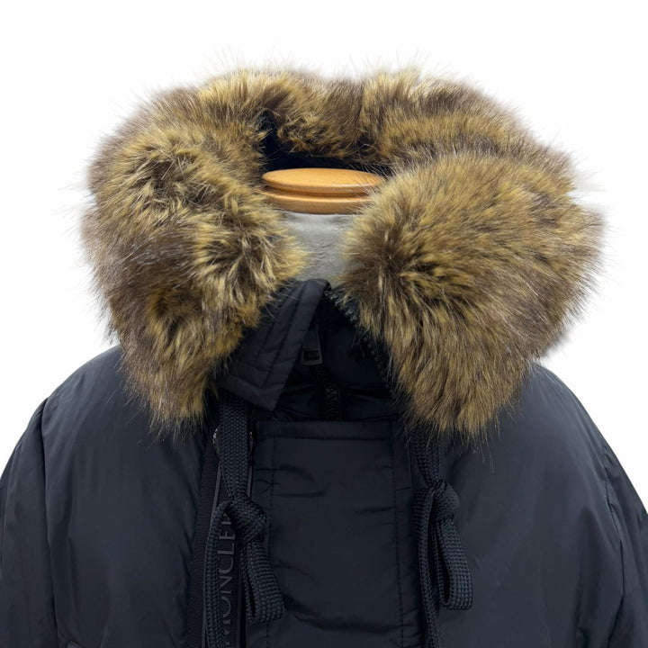 美品▼MONCLER モンクレール 21-22AW AJA ロゴワッペン付き フェイクファー フーデッド WZIPUP ダウンコート ブラック 1 正規品 メンズ