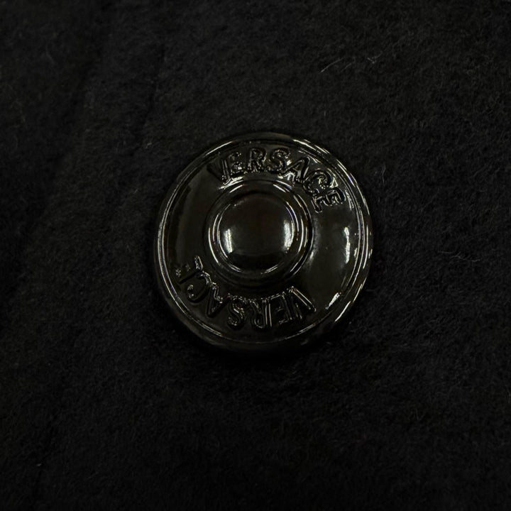 極美品▼VERSACE ヴェルサーチ 2023年製 1014374 ロゴ刺繍 中綿入 ブルゾン スタジアムジャケット スタジャン ブラック 48 正規品 メンズ