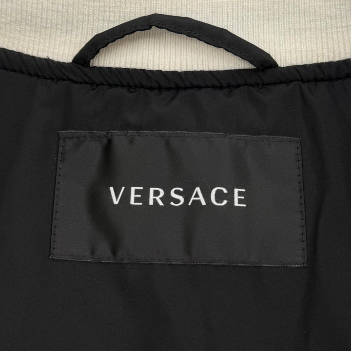 極美品▼VERSACE ヴェルサーチ 2023年製 1014374 ロゴ刺繍 中綿入 ブルゾン スタジアムジャケット スタジャン ブラック 48 正規品 メンズ