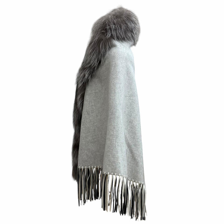 極美品★FENDI フェンディ FVG494 FOXファートリミング レザー使い フリンジ付 ケープ ポンチョ ライトグレー イタリア製 正規品