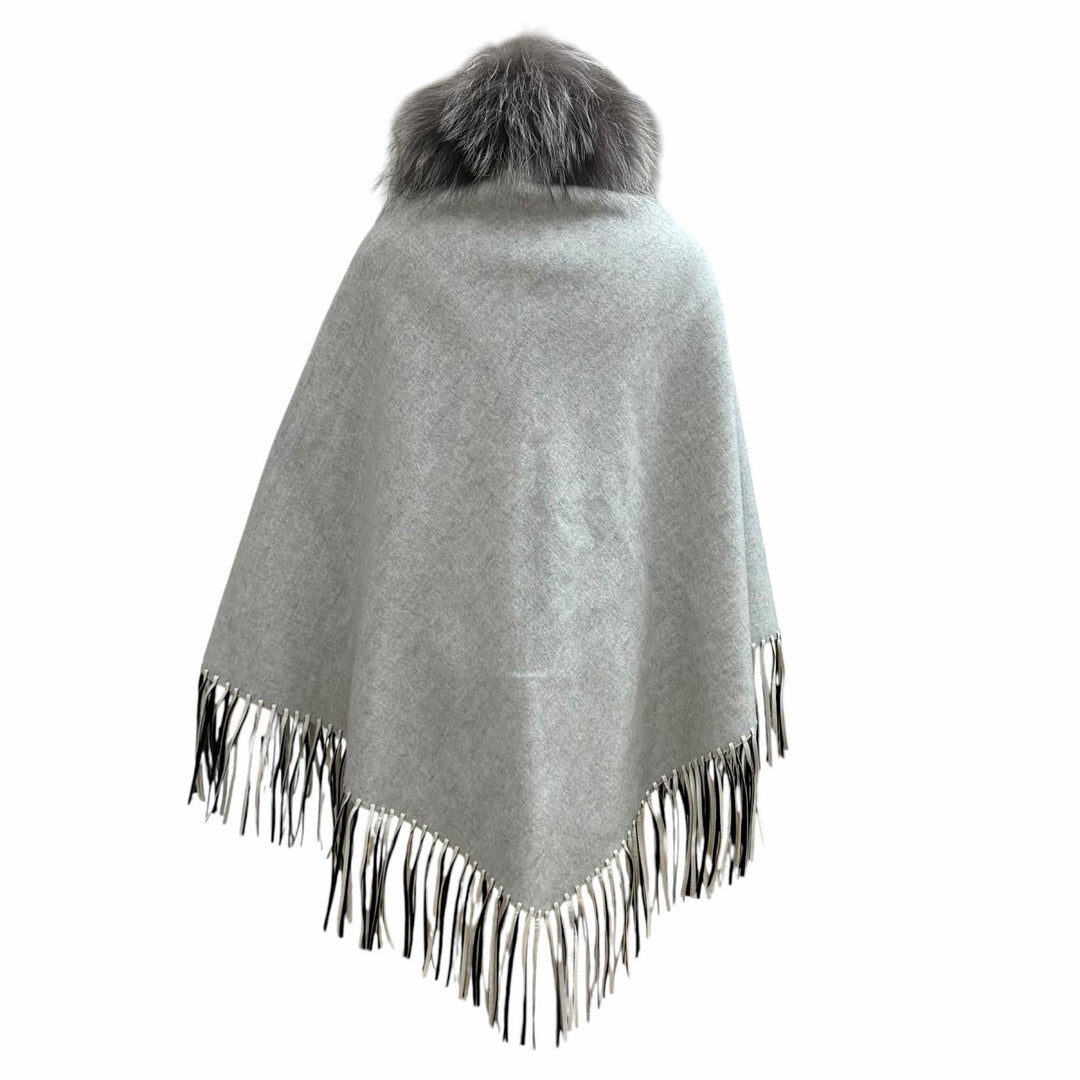 極美品★FENDI フェンディ FVG494 FOXファートリミング レザー使い フリンジ付 ケープ ポンチョ ライトグレー イタリア製 正規品