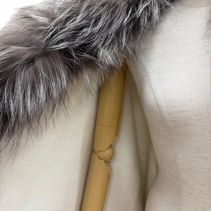 極美品★FENDI フェンディ FVG494 FOXファートリミング レザー使い フリンジ付 ケープ ポンチョ ライトグレー イタリア製 正規品