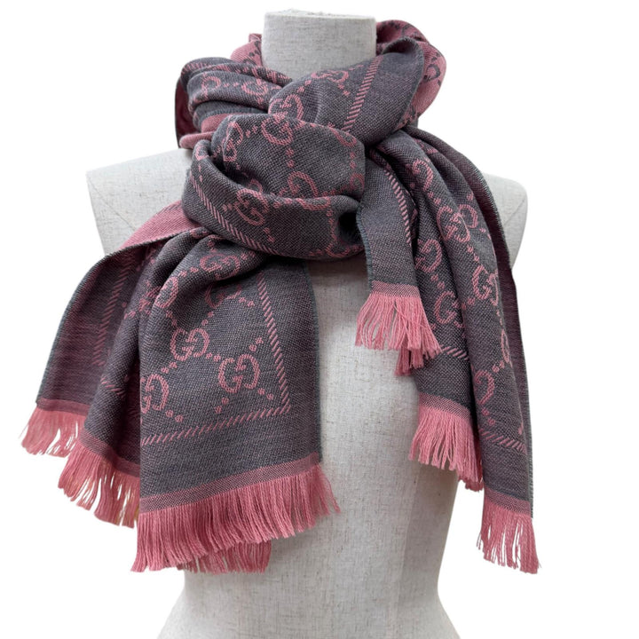 極美品☆GUCCI グッチ 133483 ウール100％ GG柄 フリンジ 大判ショール マフラー グレー ピンク 48×180cm 伊製 正規品 定価73700円 箱付