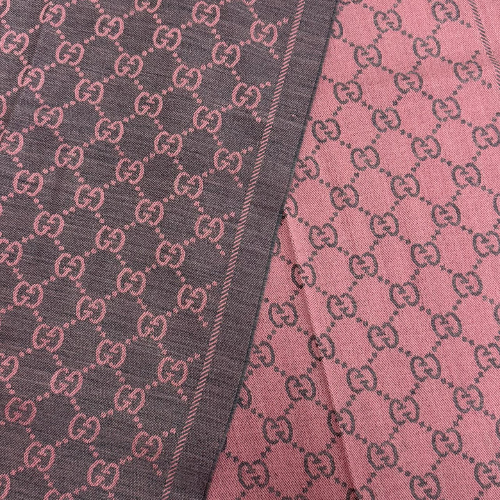 極美品☆GUCCI グッチ 133483 ウール100％ GG柄 フリンジ 大判ショール マフラー グレー ピンク 48×180cm 伊製 正規品 定価73700円 箱付