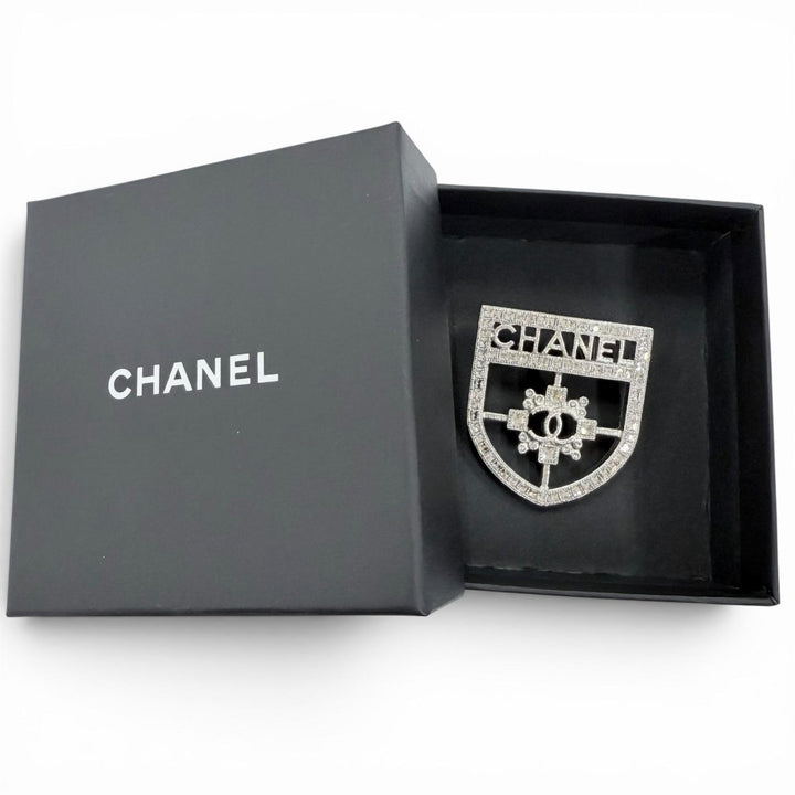 極美品☆CHANEL シャネル B15B エンブレム ロゴ ココマーク ラインストーン ブローチ シルバー イタリア製 レディース 箱付き