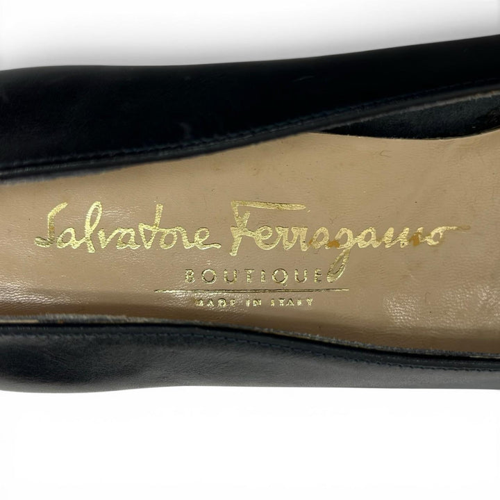 未使用品▲Salvatore Ferragamo サルヴァトーレフェラガモ ヴァラリボン ラウンドトゥ レザー パンプス ネイビー ゴールド金具 6.5 伊製