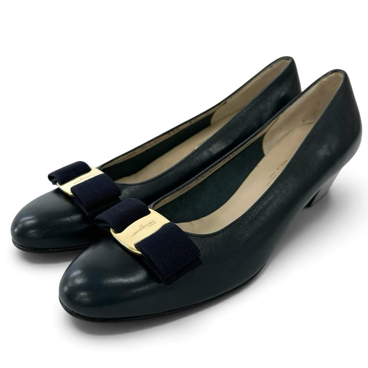 未使用品▲Salvatore Ferragamo サルヴァトーレフェラガモ ヴァラリボン ラウンドトゥ レザー パンプス ネイビー ゴールド金具 6.5 伊製