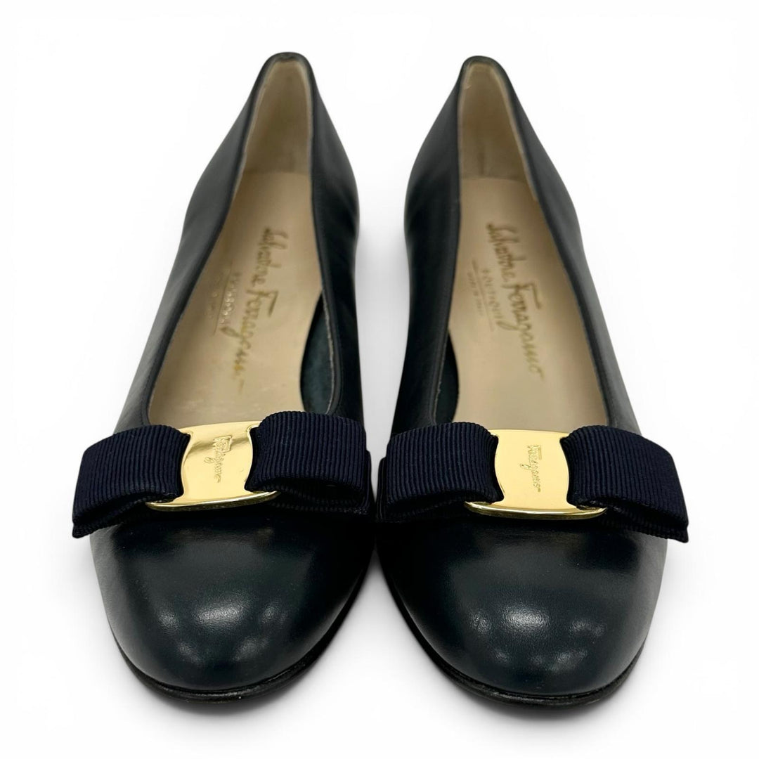 未使用品▲Salvatore Ferragamo サルヴァトーレフェラガモ ヴァラリボン ラウンドトゥ レザー パンプス ネイビー ゴールド金具 6.5 伊製
