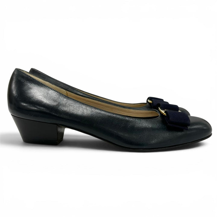 未使用品▲Salvatore Ferragamo サルヴァトーレフェラガモ ヴァラリボン ラウンドトゥ レザー パンプス ネイビー ゴールド金具 6.5 伊製