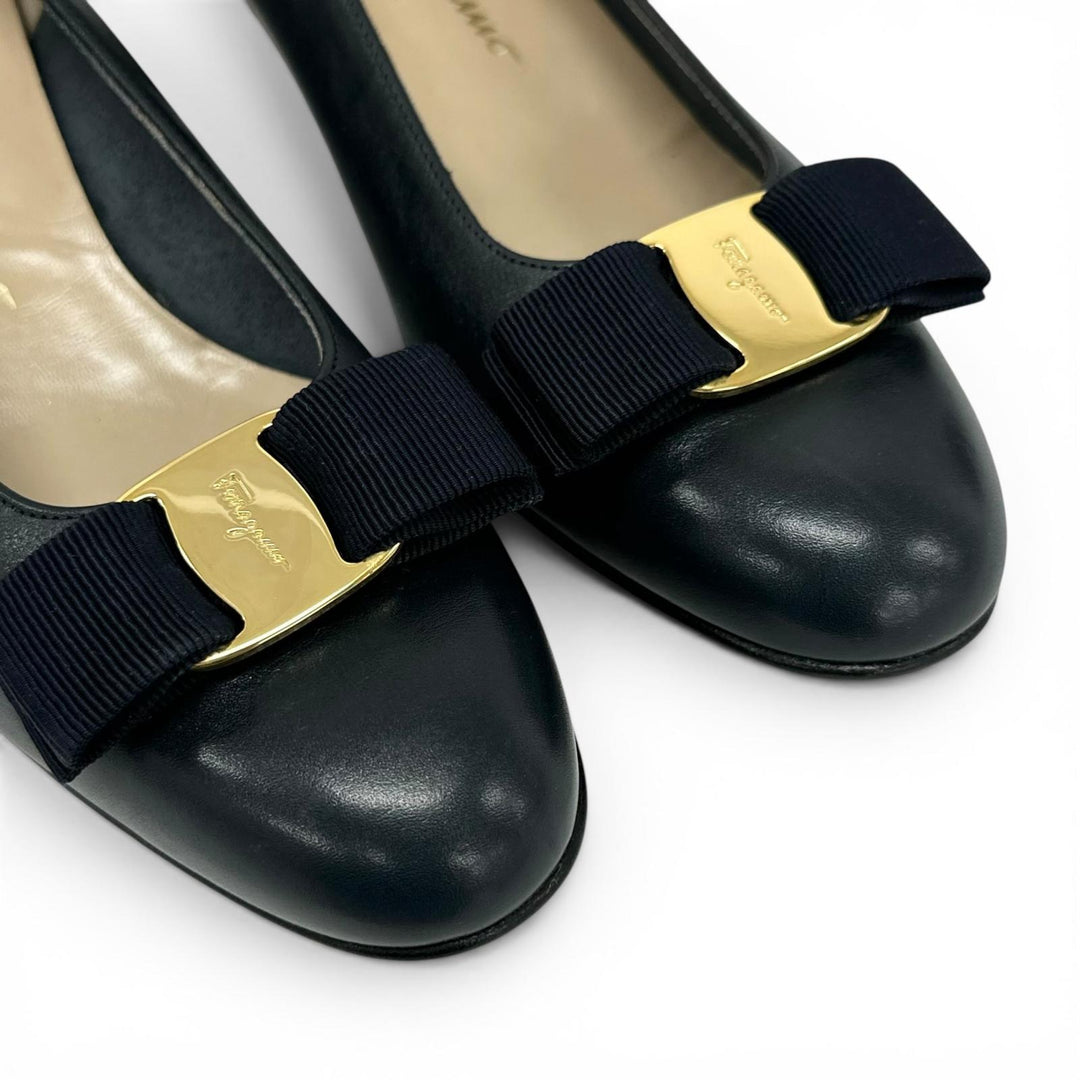 未使用品▲Salvatore Ferragamo サルヴァトーレフェラガモ ヴァラリボン ラウンドトゥ レザー パンプス ネイビー ゴールド金具 6.5 伊製