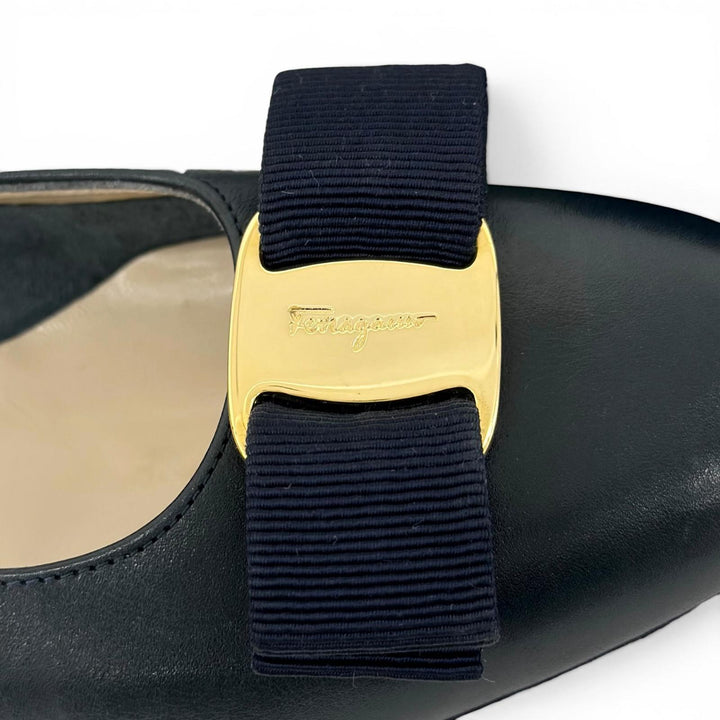 未使用品▲Salvatore Ferragamo サルヴァトーレフェラガモ ヴァラリボン ラウンドトゥ レザー パンプス ネイビー ゴールド金具 6.5 伊製
