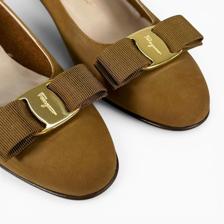 未使用品▲Salvatore Ferragamo サルヴァトーレフェラガモ VARA ヴァラリボン スウェードレザー パンプス ブラウン 6 レディース 箱付き