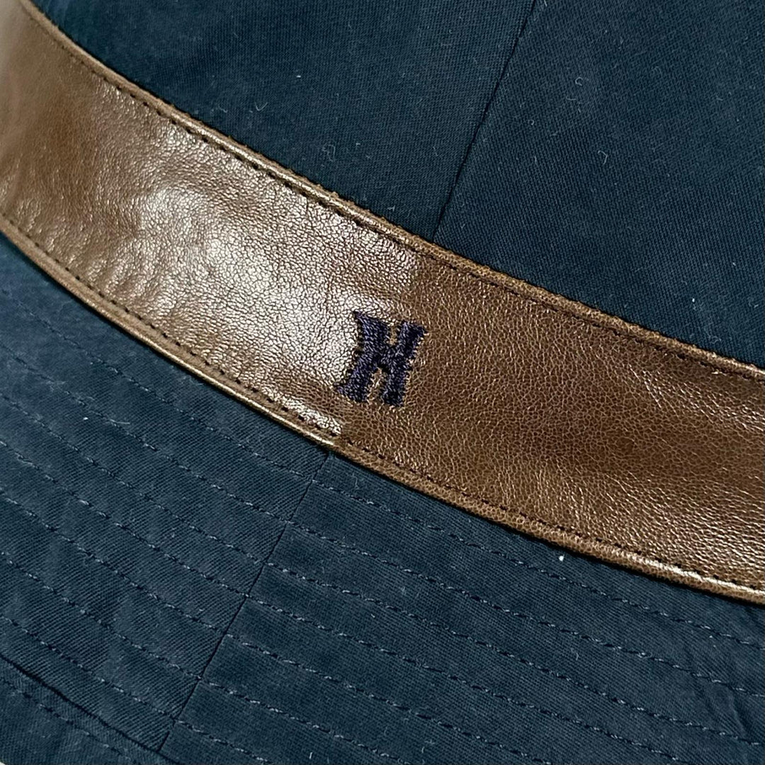 美品▲HERMES エルメス レザー使い ロゴ刺繍 Hロゴ バケット ハット 帽子 ネイビー ブラウン 57 フランス製 メンズ