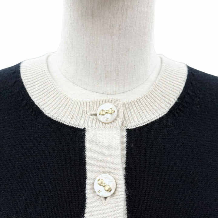 【ドンドン見直し】極美品◇CHANEL シャネル 25AW P80669 P80739 カシミヤ リボン ココマークボタン セットアップ 36 英国製 正規品