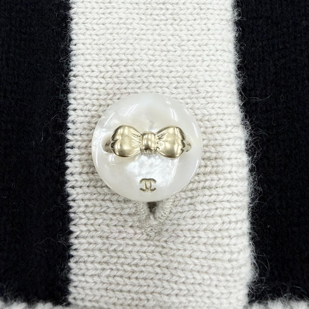 【ドンドン見直し】極美品◇CHANEL シャネル 25AW P80669 P80739 カシミヤ リボン ココマークボタン セットアップ 36 英国製 正規品