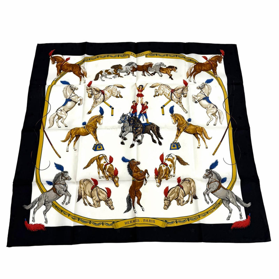 極美品★HERMES エルメス カレ90 EN PISTE オンステージ シルク100％ スカーフ ホワイト ブラック フランス製 レディース 箱付き