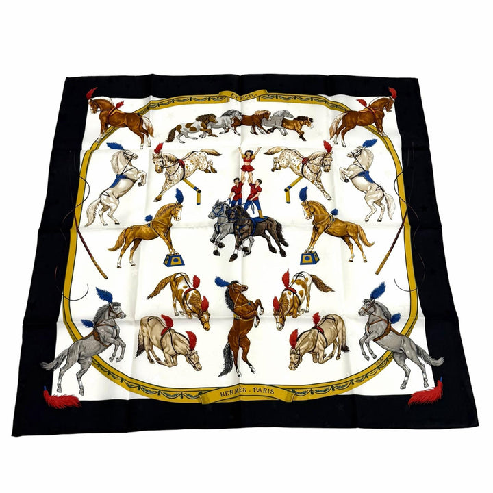 極美品★HERMES エルメス カレ90 EN PISTE オンステージ シルク100％ スカーフ ホワイト ブラック フランス製 レディース 箱付き