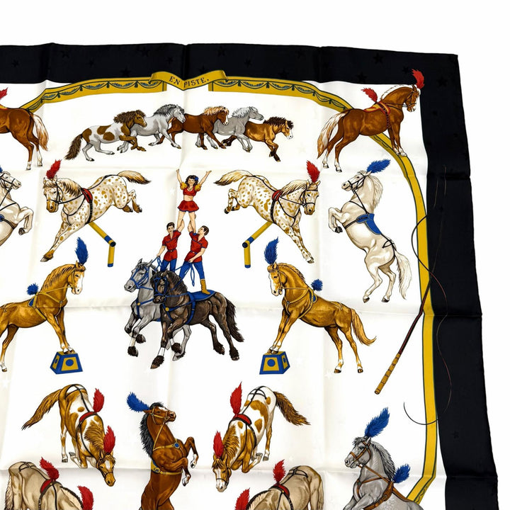 極美品★HERMES エルメス カレ90 EN PISTE オンステージ シルク100％ スカーフ ホワイト ブラック フランス製 レディース 箱付き