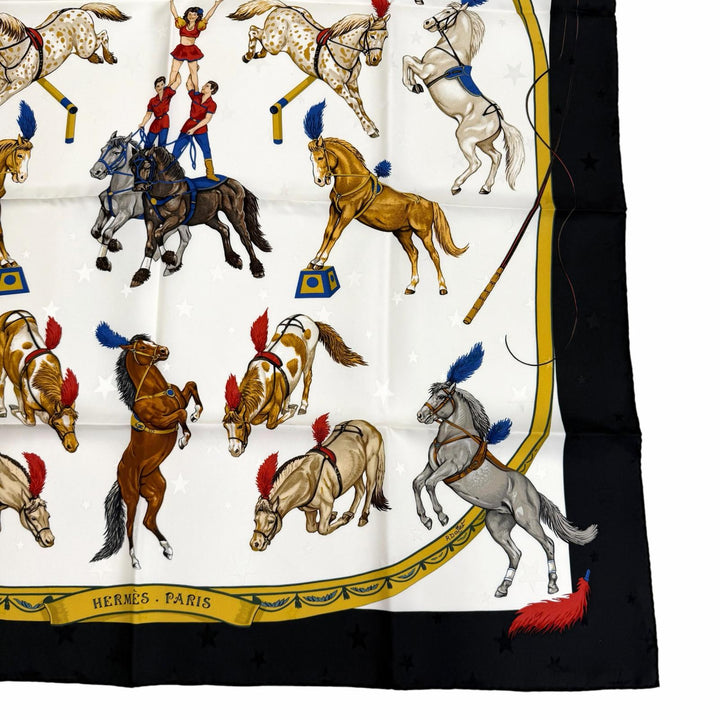 極美品★HERMES エルメス カレ90 EN PISTE オンステージ シルク100％ スカーフ ホワイト ブラック フランス製 レディース 箱付き