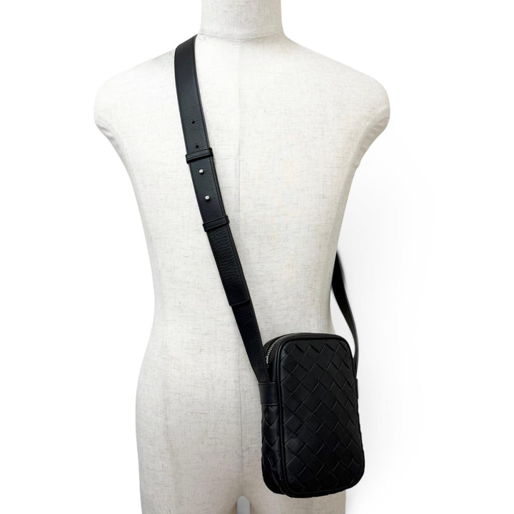 美品□BOTTEGAVENETA ボッテガヴェネタ 743214 レザー イントレチャート フォンポーチ ショルダーバッグ ブラック イタリア製 メンズ