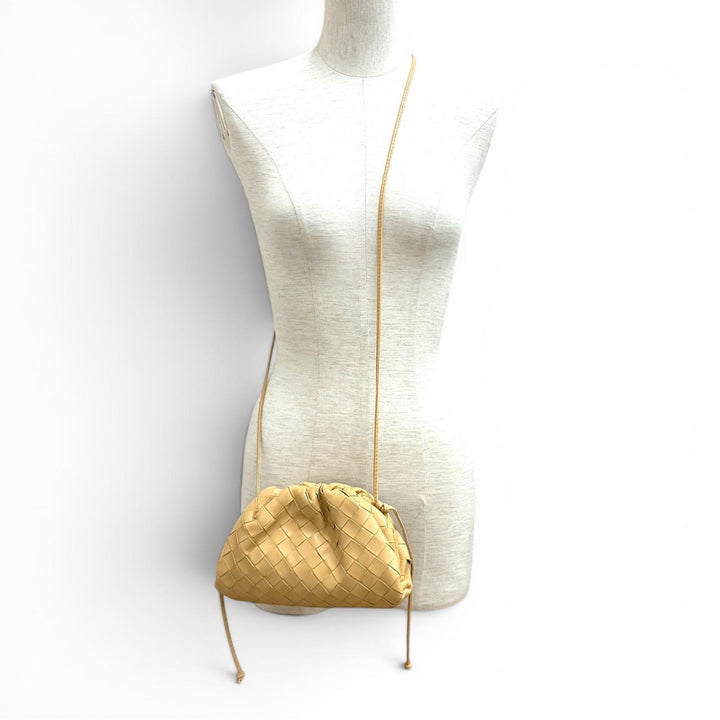 美品★BOTTEGAVENETA ボッテガヴェネタ 585852 イントレチャート ミニ ザ ポーチ レザー ショルダーバッグ ベージュ 伊製 レディース