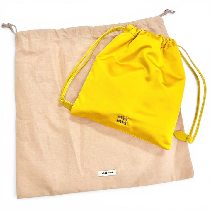極美品△MIUMIU ミュウミュウ 5NG010 ダッチェス ドローストリングポーチ サテンシルク レザー使い ロゴ金具 巾着 ミニバッグ イエロー