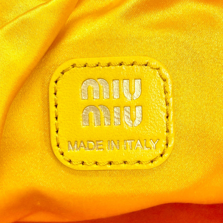 極美品△MIUMIU ミュウミュウ 5NG010 ダッチェス ドローストリングポーチ サテンシルク レザー使い ロゴ金具 巾着 ミニバッグ イエロー