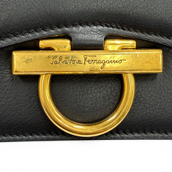 極美品★Salvatore Ferragamo サルヴァトーレフェラガモ ジョアンヌ ガンチーニ カーフ レザー ショルダーバッグ ブラック イタリア製