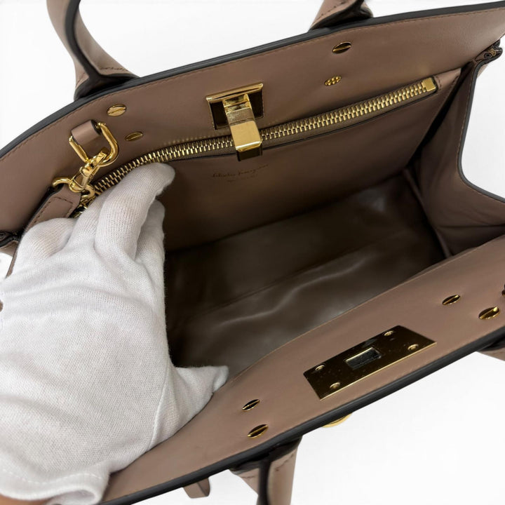 極美品☆Salvatore Ferragamo サルヴァトーレフェラガモ スタジオ ガンチーニ ソフト レザー 2WAY ショルダー・ハンドバッグ ブラウン系