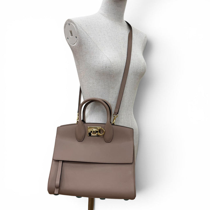 極美品☆Salvatore Ferragamo サルヴァトーレフェラガモ スタジオ ガンチーニ ソフト レザー 2WAY ショルダー・ハンドバッグ ブラウン系