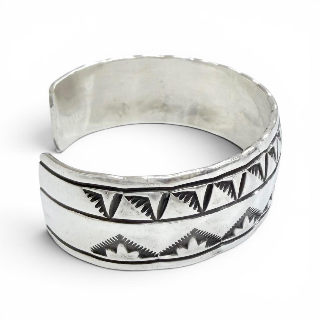 美品△Navajo ナホバ族 925 スタンプワーク サンバースト マウンテンパターン バングル ブレスレット シルバー 重量44.01g メンズ