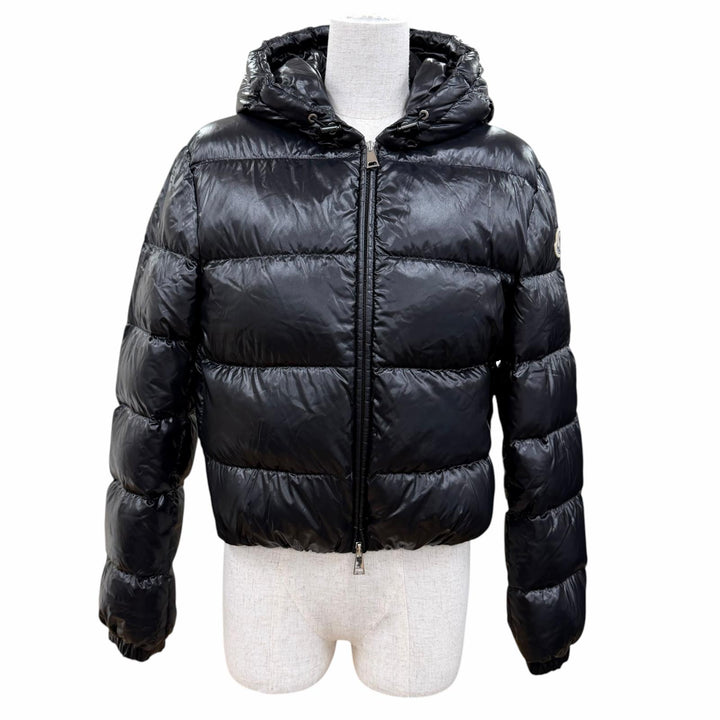 美品☆MONCLER モンクレール 24-25AW J20931A00083 BAYARD ロゴワッペン・フード付 ZIP UP ダウンジャケット 黒 0 正規品 ガーメント付