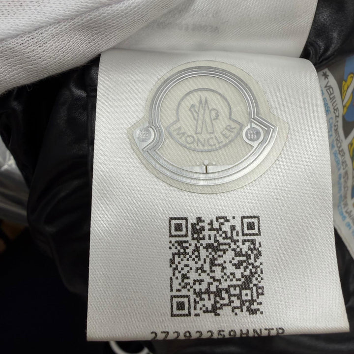 美品☆MONCLER モンクレール 24-25AW J20931A00083 BAYARD ロゴワッペン・フード付 ZIP UP ダウンジャケット 黒 0 正規品 ガーメント付