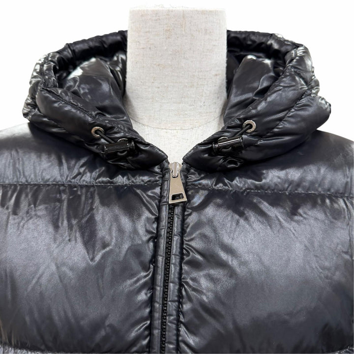 美品☆MONCLER モンクレール 24-25AW J20931A00083 BAYARD ロゴワッペン・フード付 ZIP UP ダウンジャケット 黒 0 正規品 ガーメント付