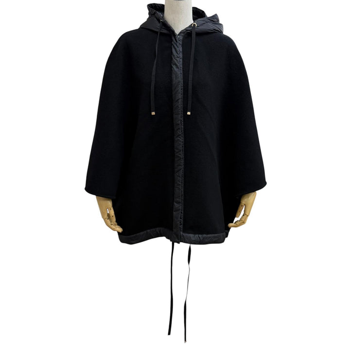 美品★MONCLER モンクレール 24-25AW J20933G00025 CAPE ウール100％ ロゴパッチ・フード付 切替デザイン ケープ ポンチョ 黒 UNI 正規品