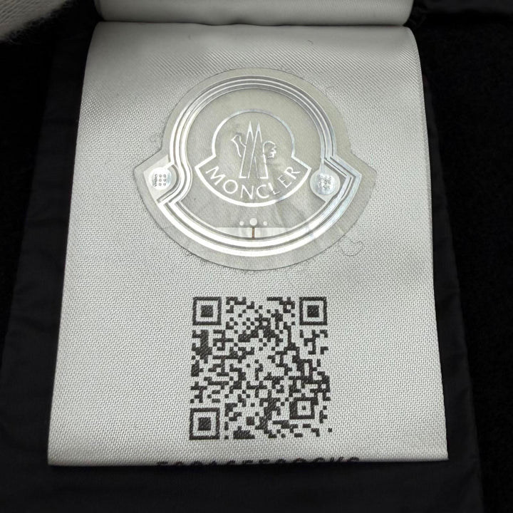 美品★MONCLER モンクレール 24-25AW J20933G00025 CAPE ウール100％ ロゴパッチ・フード付 切替デザイン ケープ ポンチョ 黒 UNI 正規品