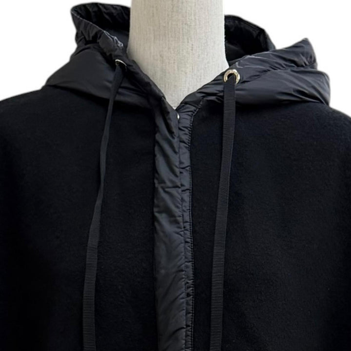 美品★MONCLER モンクレール 24-25AW J20933G00025 CAPE ウール100％ ロゴパッチ・フード付 切替デザイン ケープ ポンチョ 黒 UNI 正規品