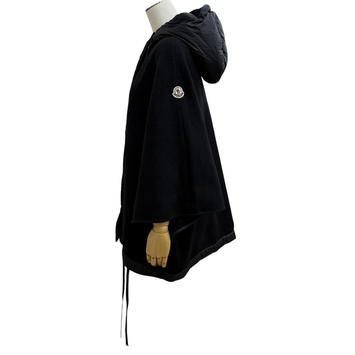 美品★MONCLER モンクレール 24-25AW J20933G00025 CAPE ウール100％ ロゴパッチ・フード付 切替デザイン ケープ ポンチョ 黒 UNI 正規品