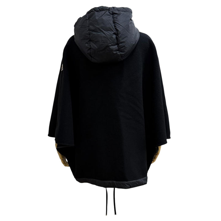 美品★MONCLER モンクレール 24-25AW J20933G00025 CAPE ウール100％ ロゴパッチ・フード付 切替デザイン ケープ ポンチョ 黒 UNI 正規品