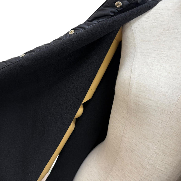 美品★MONCLER モンクレール 24-25AW J20933G00025 CAPE ウール100％ ロゴパッチ・フード付 切替デザイン ケープ ポンチョ 黒 UNI 正規品