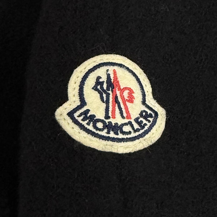 美品★MONCLER モンクレール 24-25AW J20933G00025 CAPE ウール100％ ロゴパッチ・フード付 切替デザイン ケープ ポンチョ 黒 UNI 正規品