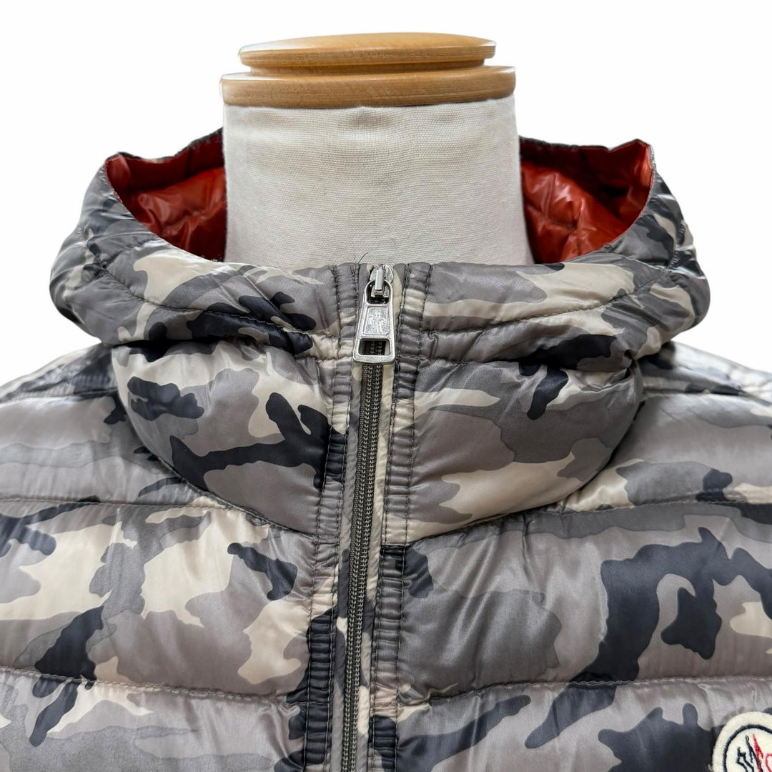 美品▼MONCLER モンクレール PATRICK 迷彩柄 カモフラ ロゴワッペン付き フーデッド ZIPUP ダウンベスト グレー 2 国内正規品 メンズ