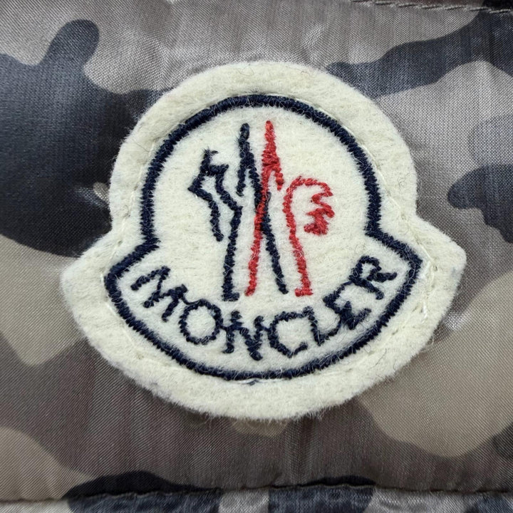 美品▼MONCLER モンクレール PATRICK 迷彩柄 カモフラ ロゴワッペン付き フーデッド ZIPUP ダウンベスト グレー 2 国内正規品 メンズ