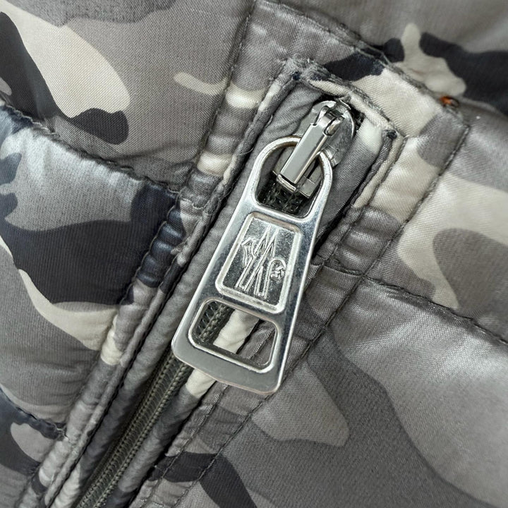 美品▼MONCLER モンクレール PATRICK 迷彩柄 カモフラ ロゴワッペン付き フーデッド ZIPUP ダウンベスト グレー 2 国内正規品 メンズ