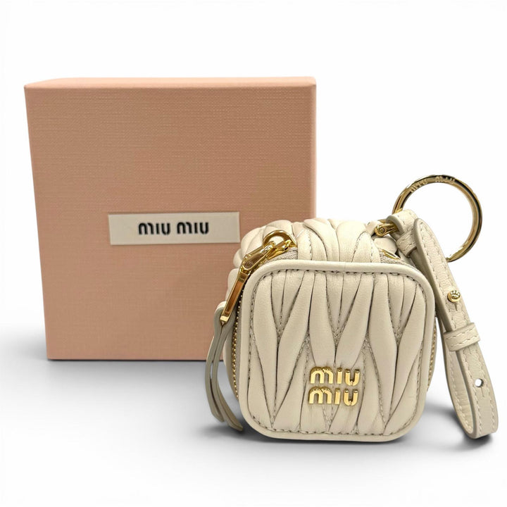 極美品★MIUMIU ミュウミュウ 5TL527 マテラッセ チャーム ロゴ金具付 レザー バッグチャーム ベージュ ゴールド金具 レディース 箱付き