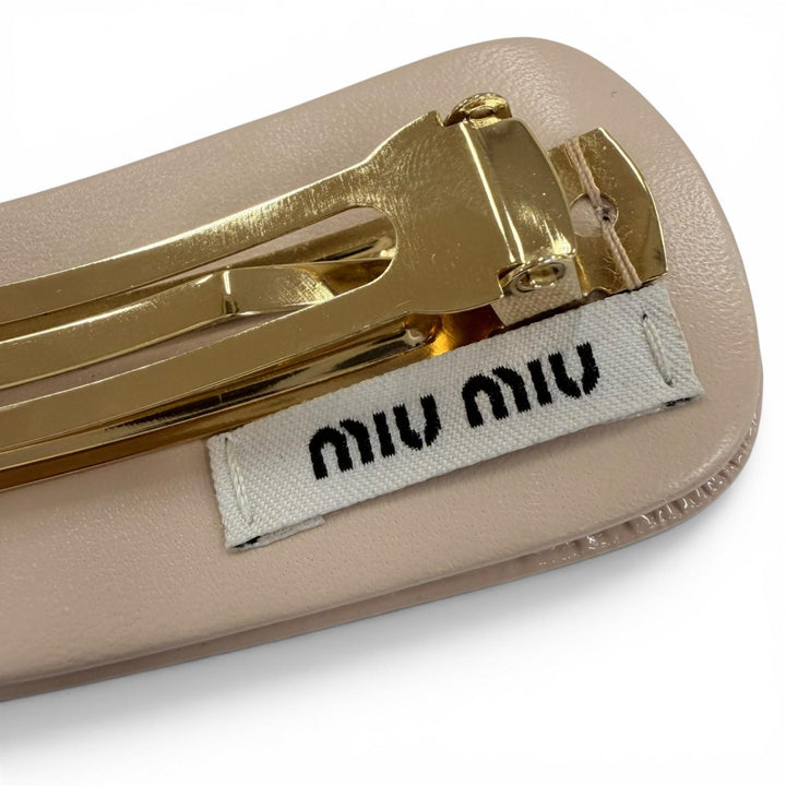 極美品☆MIUMIU ミュウミュウ 5IF179 ロゴ金具 パテントレザー バレッタ ヘアアクセサリー ピンクベージュ ゴールド金具 レディース 箱付
